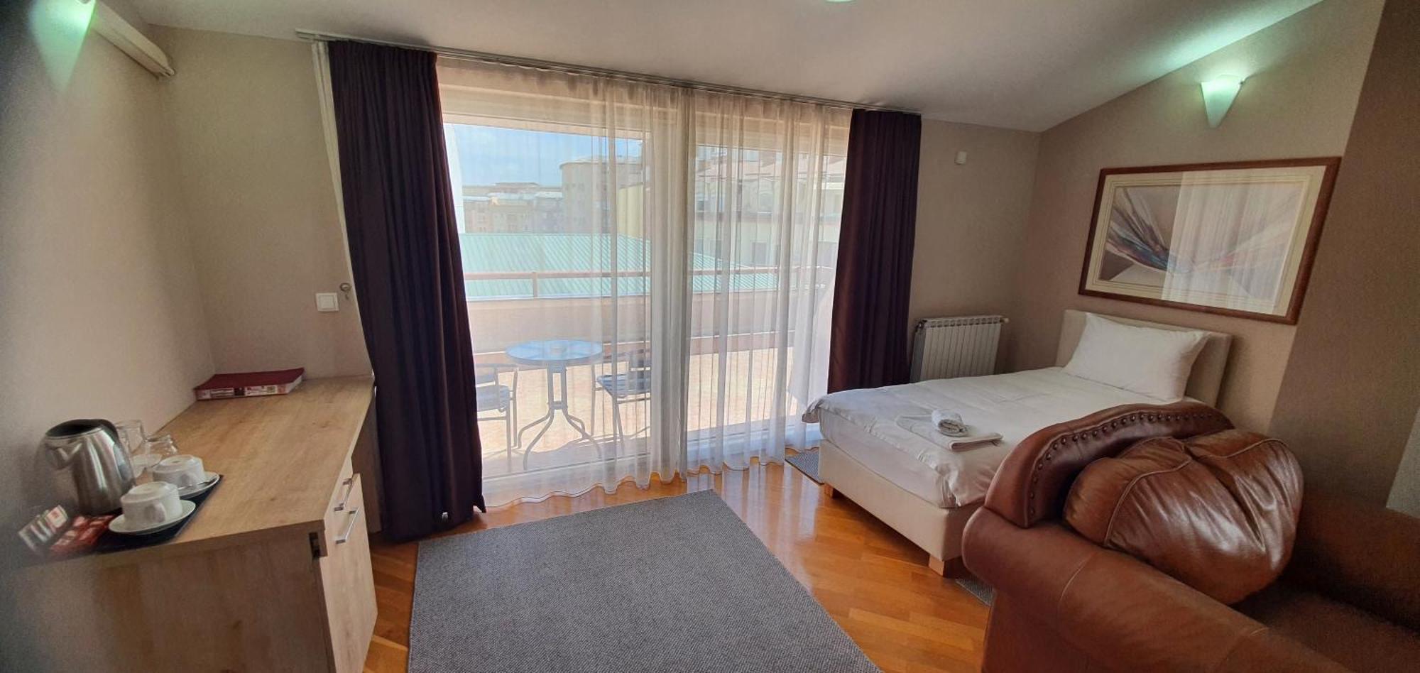 Premier Hotel Скопье Экстерьер фото